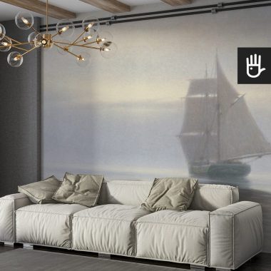 Salon w stylu boho z beżową kanapą ozdobioną zielonym poduszkami na tle fototapety z płynącym statkiem