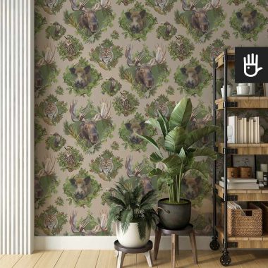 Korytarz w stylu boho z dużymi ozdobnymi kwiatami i drewnianym regałem na kółkach na tle tapety ze zwierzęcymi podobiznami