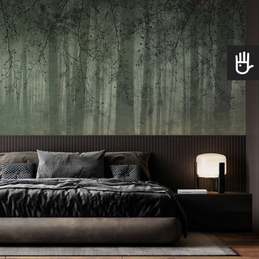 Nastrojowa sypialnia z ciemnym łóżkiem na tle fototapety zielone echo lasu w ciemnozielonej kolorystyce z motywem gałęzi