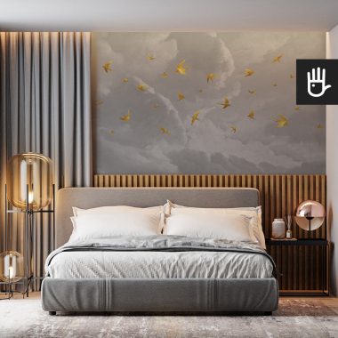 Eko sypialnia w stylu boho w kolorze szarym ze złotymi elementami, z zagłówkiem z lameli nad którym wisi fototapeta złote jaskółki z ptakami na niebie