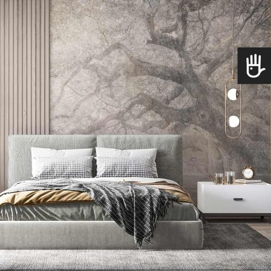 Sypialnia w nowoczesnym stylu z fototapetą z motywem natury w formie starego drzewa w kolorze beżowym