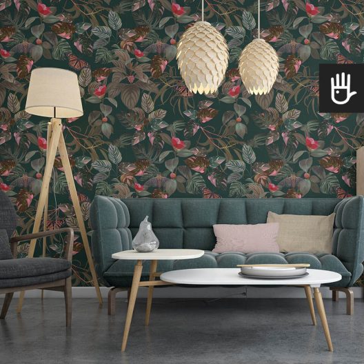 Wnętrze salonu z tapetą tropikalne liście - butelkowa zieleń na ciemnozielonym tle z liśćmi monstery