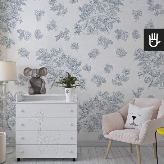 Przytulny pokój dziecięcy z komodą i różowym fotelem na tle dekoracyjnej tapety pies borzoi i piwonie