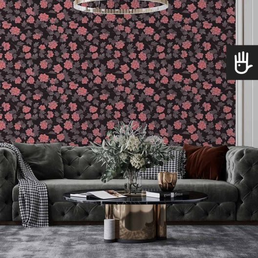 Elegancka pikowana kanapa w klasycznym salonie z ozdobnym kryształowym żyrandolem z dekoracyjną fototapetą na głównej ścianie w czerwone piwonie na czarnym tle