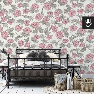 Słoneczna sypialnia z łóżkiem z metalową ramą i szafkami nocnymi na tle tapety w piwonie