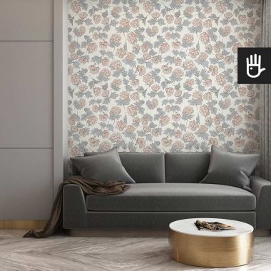 Przytulny salon z małą szarą kanapą i złotym stolikiem kawowym na tle tapety piwonie w stylu rustykalnym