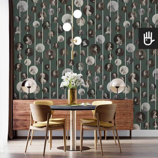 Wnętrze salonu z okrągłym stołem i komodą na tle tapety Arystokraci - rustykalna zieleń