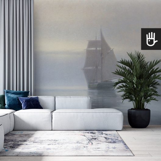 Minimalistyczny salon z szarą kanapą na tle ściany z fototapetą Spokojna symfonia szarości z żaglowcem na morzu