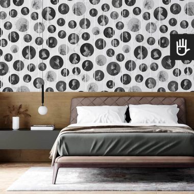 Klasyczna sypialnia z drewnianym zagłówkiem i z tapetą ścienną Arystokraci w kolorze białego marmuru