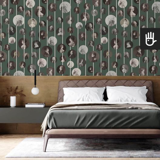 Klasyczna sypialnia z drewnianym zagłówkiem i z tapetą ścienną Arystokraci w kolorze zielonym