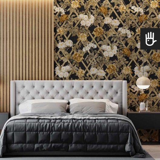 Elegancka sypialnia w stylu glamour z lamelami i z tapetą Nocne rosarium z dużymi kwiatami róż w kolorze złota na czarnym tle.