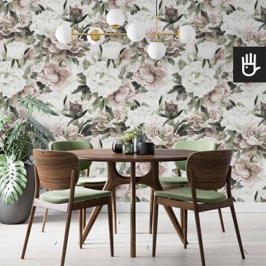 Stylowa tapeta akwarelowe kwiaty na ścianie jadalni z okrągłym drewnianym stołem.