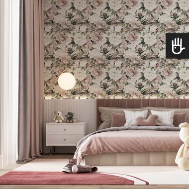 Cukierkowy pokój nastolatki z łóżkiem tapicerowanym z różowym wezgłowiem, białą szafką nocną i dekoracyjną tapetą w akwarelowe kwiaty piwonii w kolorze pudrowego różu.