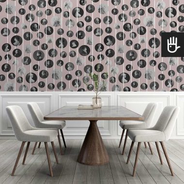 Klasyczna jadalnia z drewnianym stołem i białymi krzesłami z materiałowym obiciem na tle tapety z podobiznami arystokratów