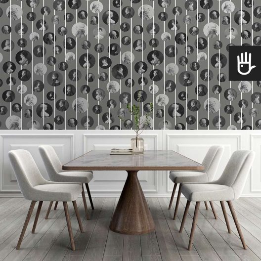 Klasyczna jadalnia z drewnianym stołem i białymi krzesłami z materiałowym obiciem na tle tapety z podobiznami arystokratów