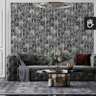 Klasyczny salon z szara pikowaną kanapą, urządzony w stylu glamour z wieloma złotymi dodatkami na tle tapety z podobiznami arystokratów