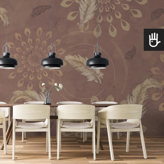 Drewniany stół jadalniany z kontrastowymi lampami wiszącymi nad nim w kolorze czarnym i wyrazistą tapetą w kolorze brązu z delikatnymi piórkami