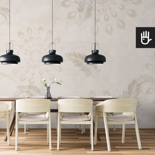 Drewniany stół jadalniany z kontrastowymi lampami wiszącymi nad nim w kolorze czarnym i delikatną tapetą w kolorze beżu z delikatnymi piórkami