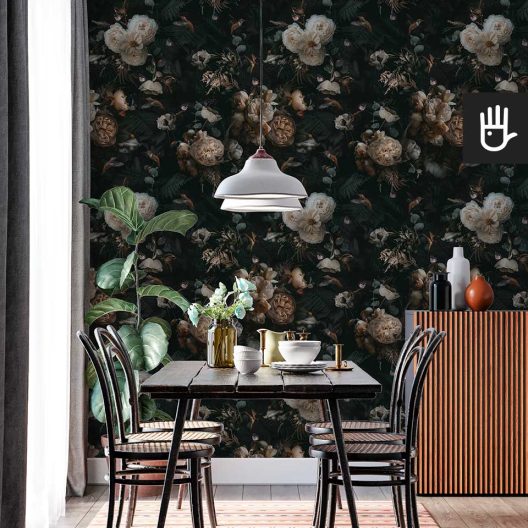 Jadalnia w eleganckim stylu nowoczesnym z ciemną ścianą z tapetą Buduar z dużymi kwiatami na ciemnym tle z botanicznym motywem.