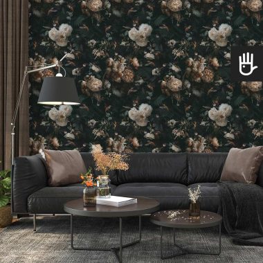 Piękne duże kwiaty na czarnym tle to motyw tapety ściennej Buduar znajdującej się w nastrojowym nowoczesnym salonie w ciemnej tonacji