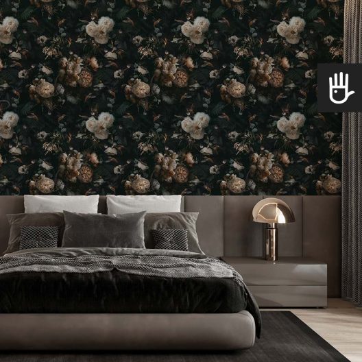 Elegancka sypialnia z beżowymi obiciami na ścianie i dekoracyjna złotą lampką ozdobną tapetą buduar
