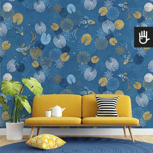 Nowoczesny salon z małą żółtą kanapą z dekoracyjnym zielonym kwiatem na tle tapety Niebieski Japoński Staw