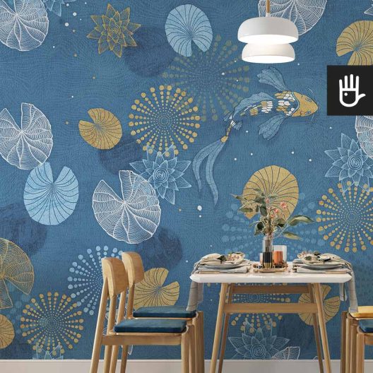 Prosty bogato zastawiony stół jadalniany z drewnianymi krzesłami na tle tapety niebieski japoński ogród