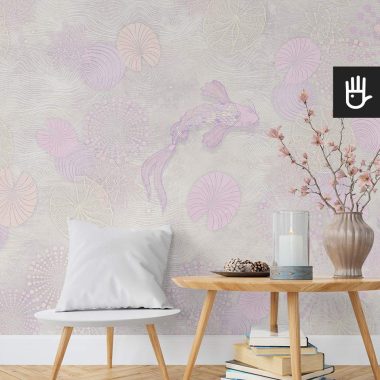Prosty drewniany stolik z dekoracyjną świecą i wazonem, obok krzesło z białą poduszką. Na tle różowa tapeta w rybki i liście lili