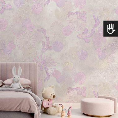 Sypialnia dziecięca różowa z pluszakami i drewnianymi zabawkami z ozdobną tapetą na ścianie w rybki i wzory przypominające mandale