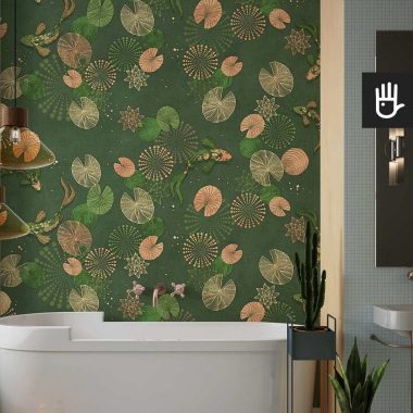 Łazienka w stylu retro z wanną i dekoracyjnymi lampami wiszącymi z tapeta japoński ogród w odcieniach zieleni