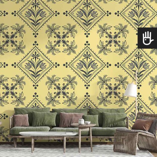 Jasny salon w stylu boho z zieloną kanapą i dekoracyjnymi stolikami kawowymi na tle tapety w kolorowe geometryczne wzory