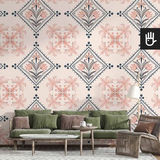 Jasny salon w stylu boho z zieloną kanapą i dekoracyjnymi stolikami kawowymi na tle tapety w kolorowe geometryczne wzory