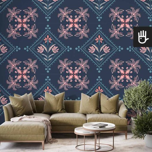 Przytulny salon z zieloną kanapą i wieloma dekoracyjnymi kwiatami i ozdobnymi stolikami kawowymi na tle tapety w geometryczne wzory