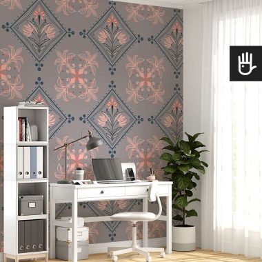 Jasny pokój przeznaczony do nauki z białym biurkiem i regałem z ozdobnym kwiatem na tle tapety w geometryczny wzór