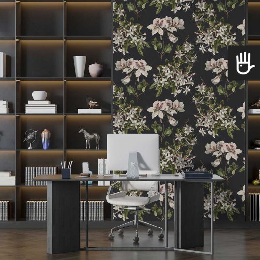 Klasyczne biuro urządzone w ciemnych meblach z minimalistycznymi dekoracjami i ozdobną fototapetą z kwiatami