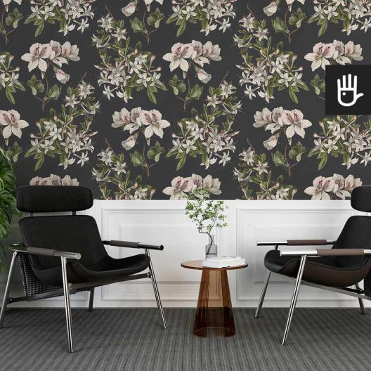 Korytarz w klasycznym domu ze skórzanymi fotelami i szklanym dekoracyjnym stolikiem na tle tapety z kwiatami azalii i pelargonii