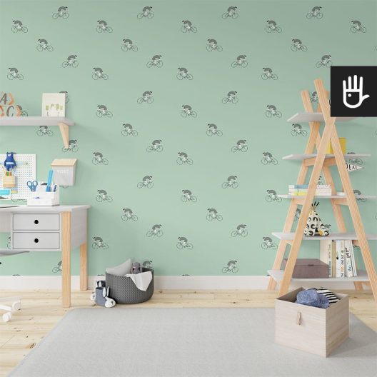 Dziecięcy pokój do zabaw z drewnianymi meblami i zabawkami na tle tapety w zielonych kolarzy