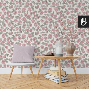 wnętrze z tapetą w różowe piwonie w stylu romantycznym na kremowym tle