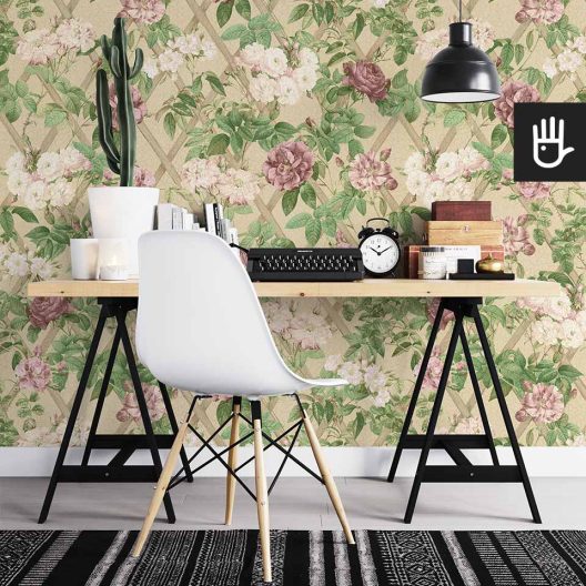 Domowe biuro z meblami ikea z dekoracją ściany, którą jest tapeta popołudniowe rosarium z kwiatami w kolorach fioletu, zieleni i beżu..