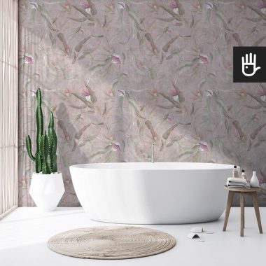 Przytulna łazienka z tapetą Różowe kwiaty eukaliptusa w jasnych kolorach, na której tle pięknie prezentuje się wanna wolnostojąca.