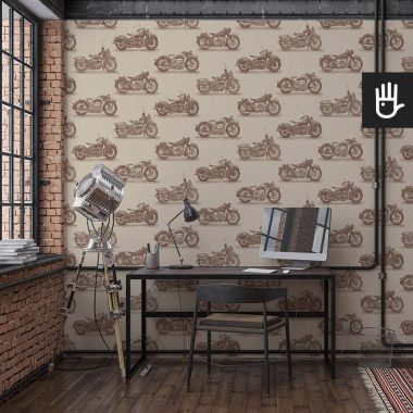 Loft z pracownią w stylu industrialnym z dekoracją ścienną, którą jest tapeta stare motocykle - brąz