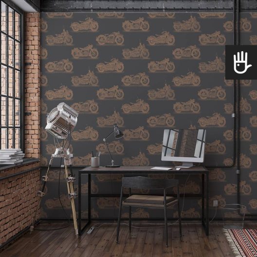 Loft z pracownią w stylu industrialnym z dekoracją ścienną, którą jest tapeta stare motocykle - mosiądz
