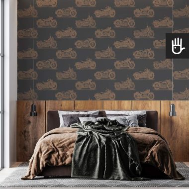 Naturalna męska sypialnia w stylu vintage z dekoracją ścienną, którą jest drewniana lamperia i tapeta stare motocykle - mosiądz