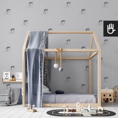 Przytulna sypialnia dziecięca z łóżkiem w kształcie domku z drewnianymi zabawkami na tle tapety w szarych kolarzy