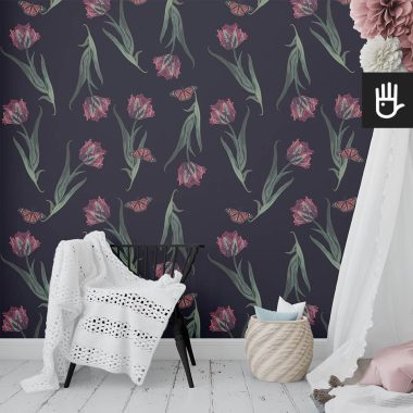 wnętrze pokoju dziecięcego z tapetą czarny tulipan w różowe kwiaty i motyle na czarnym tle