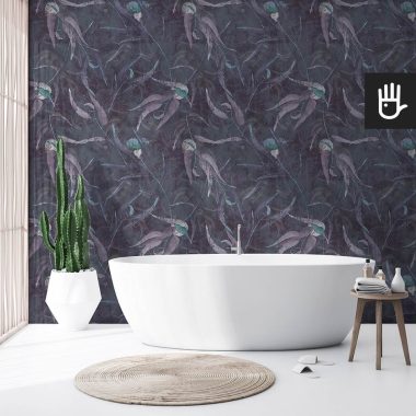 Przytulna łazienka z tapetą Turkusowe kwiaty eukaliptusa w kolorze granatowym i fioletowym, na której tle pięknie prezentuje się wanna wolnostojąca.