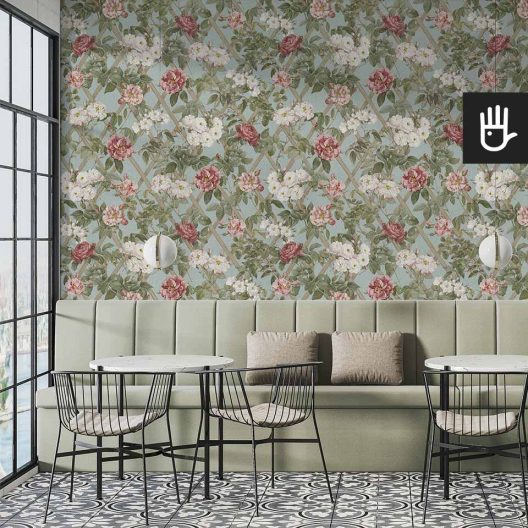 Wnętrze industrialnej restauracji w stylu loft z tapetą Wieczorne rosarium z motywem kwiatowym