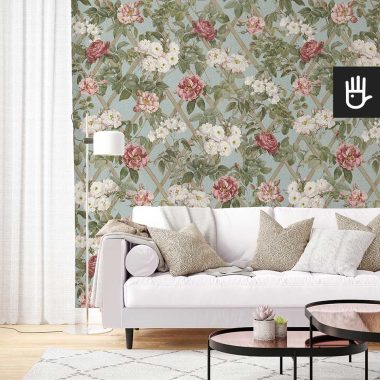 Klasyczny salon z białą kanapą na tle tapety Wieczorne rosarium z motywem pięknych róż