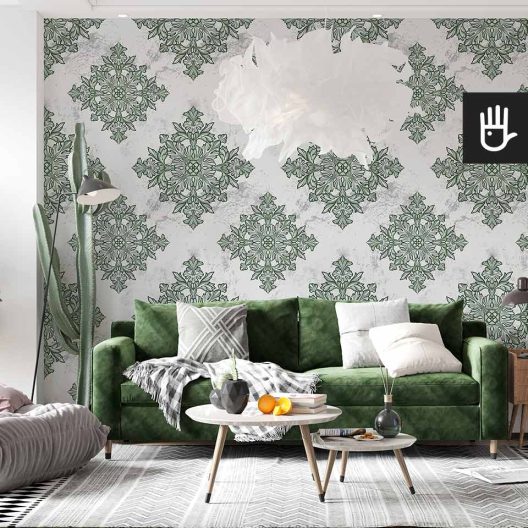 Jasny salon z zieloną kanapą i dekoracyjnym kaktusem ozdobiony jasną tapeta w kolorowy wzór geometryczny