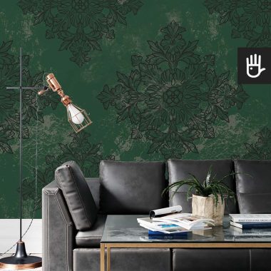 Nowoczesny salon ze skórzaną kanapą i ozdobną ławą z metalu udekorowany ciemną tapetą z geometrycznym wzorem